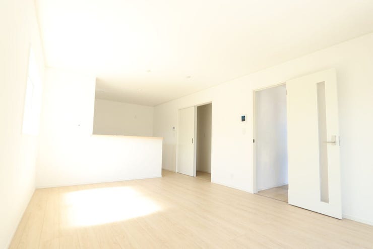 白を基調としたお部屋で、南側の大きな窓から明るい光を取り込みます。
小さなお子様がいるご家庭でも、カウンターキッチンから見守りながら安心して料理ができる安心設計です♪