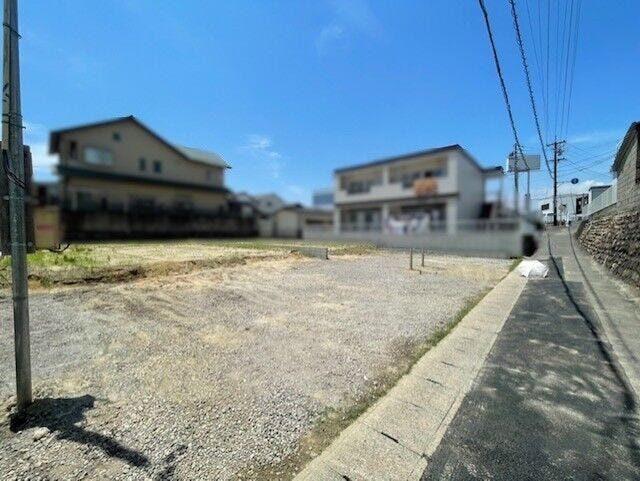 車通りが少なく、穏やかな時間が流れる住宅街。子育てにも安心の環境です。