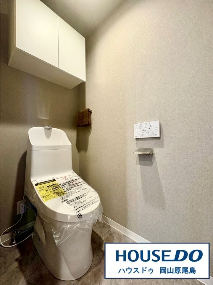 トイレ上部には、トイレットペーパーや掃除用具などのストックに最適な収納スペースも完備しています!