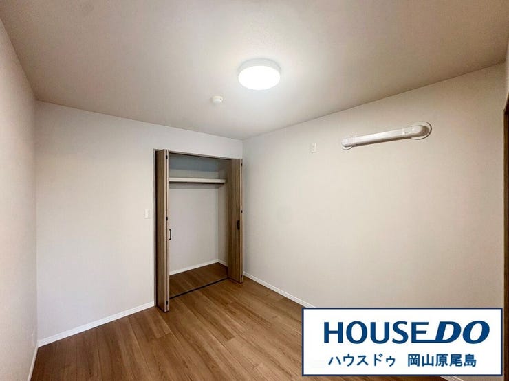 シンプルなお部屋だからこそ趣味に合わせて快適に使えますね。クローゼット付きでお部屋をすっきり見せる事が出来ます♪