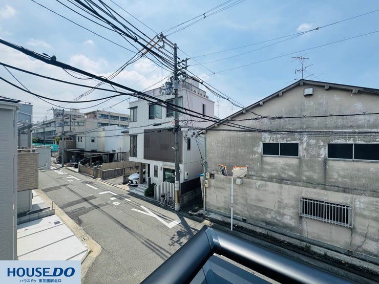 バルコニーからの眺めは、周辺の街並みが一望できる開放的な風景☆心地よい風を感じながら、リフレッシュの時間を過ごせます!周辺環境も良く、穏やかな暮らしが送れます♪