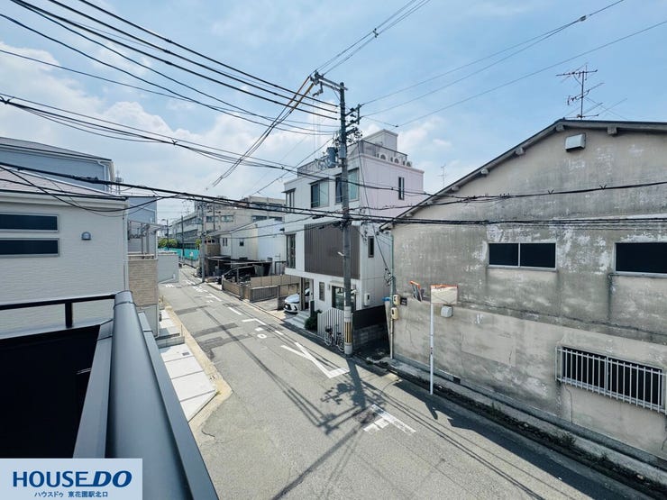 バルコニーからの眺望は、周囲の街並みが広がる開放的な風景☆心地よい風を感じながら、リフレッシュの時間を過ごせます!周辺環境も穏やかで、落ち着いた暮らしが送れそうです♪
