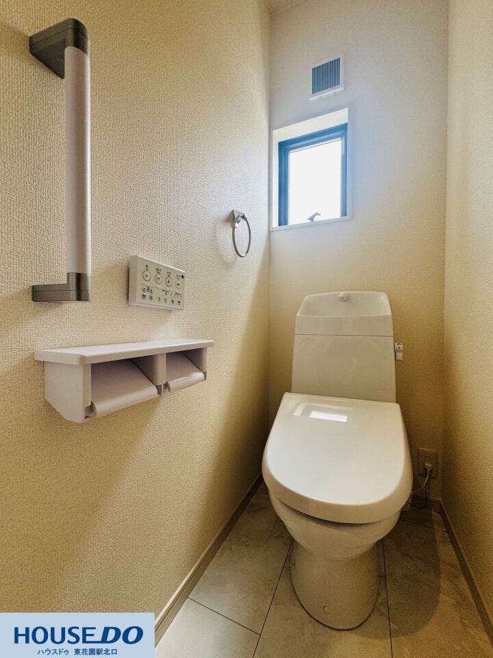 温かみのある落ち着いた配色のトイレ空間☆手すりが設置されており、小さなお子様からご年配の方まで安心して利用できる優しい設計です!窓があるので換気もスムーズに行えます♪