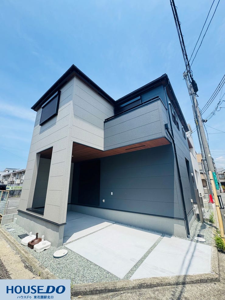 シンプルモダンなデザインの外観は、洗練された雰囲気を感じさせます!白とグレーのツートンカラーがスタイリッシュ☆駐車スペースも確保されており、お車での生活にも大変便利な立地です♪