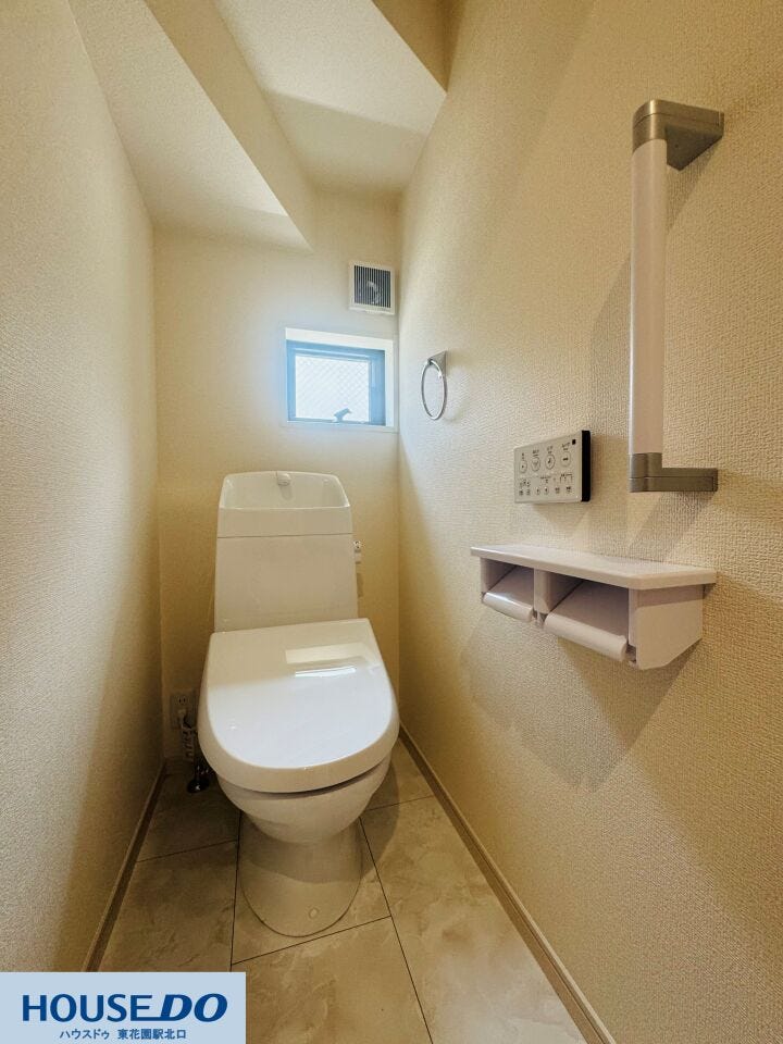清潔感があり、シンプルで使いやすいトイレです☆手すり付きで身体への負担にも配慮されており、家族みんなが快適に使える安心の設備です!日々のメンテナンスも簡単に行えます♪