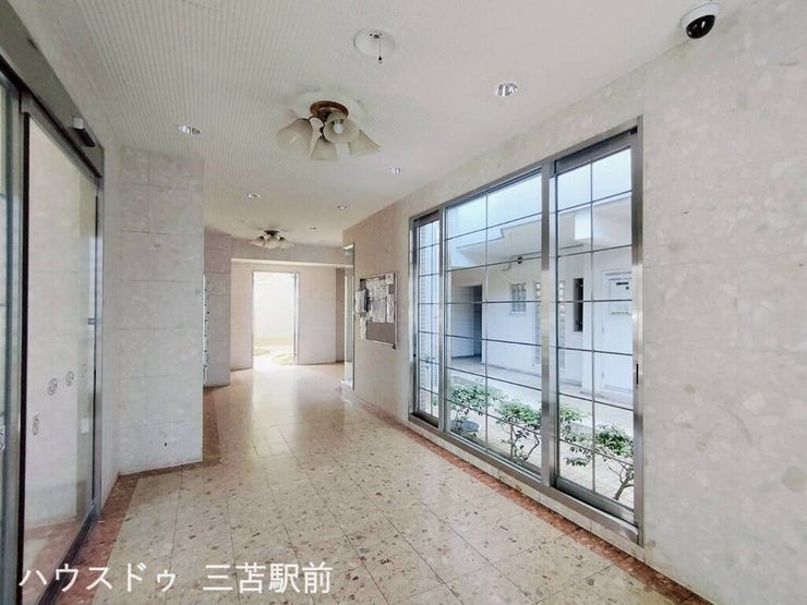 《ロビー》出入口はオートロック式です