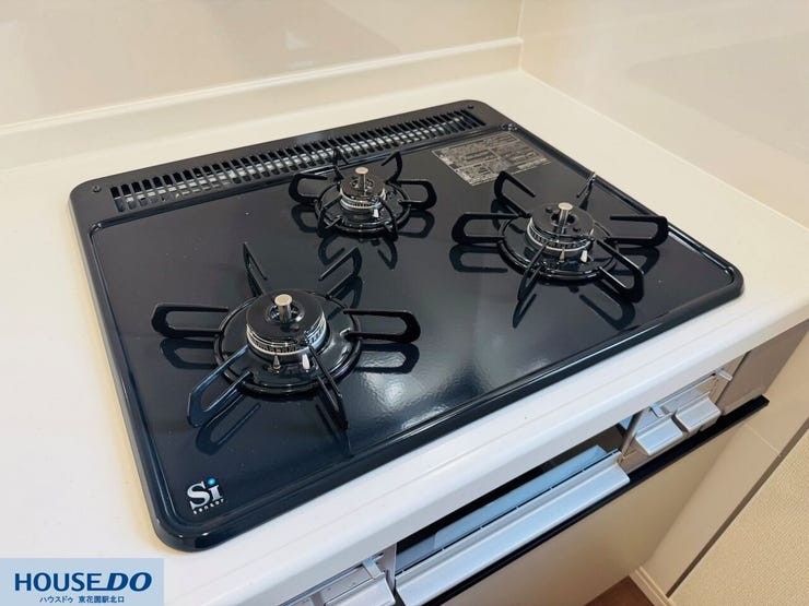 3口ガスコンロとSiセンサー付きで安全性もバッチリ☆機能的なグリルも搭載し、料理の幅が広がります!お手入れしやすいフラットな天板で、清潔なキッチンをキープ♪