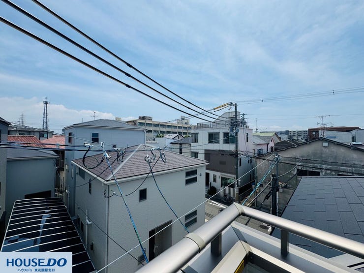 空を広く感じられる開放的な眺望です☆周囲の建物とも程よい距離感があり、日当たりや通風も良好。バルコニーからの心地よい風が、日々の暮らしに安らぎを運んでくれます♪