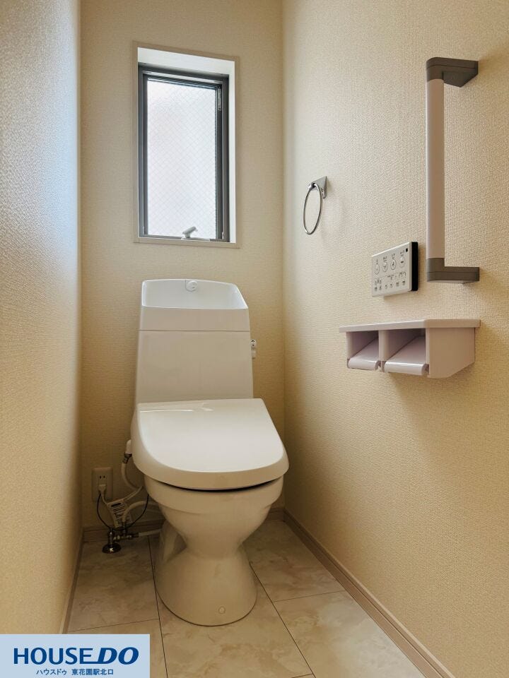 落ち着いた雰囲気のトイレ空間は、快適なプライベートタイムをサポートします☆手すりが設置されており、小さなお子様からご年配の方まで安心して利用できる優しい設計です♪