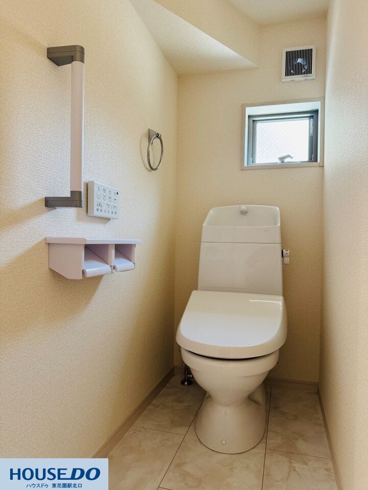 落ち着いた雰囲気のトイレ空間は、快適なプライベートタイムをサポートします☆手すりが設置されており、小さなお子様からご年配の方まで安心して利用できる優しい設計です♪