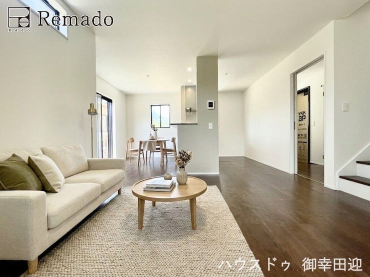 【リビング】
■家族の笑顔が集う中心地■お気に入りの家具を迎え、窓からは心地の良い光が差し込みます。※CGで家具を配置しています。