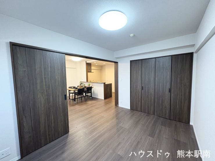 ■洋室6.4帖
・各洋室に収納があるので、季節物などの収納場所にも困りません。