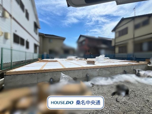 小中学校まで徒歩5分、スーパーやドラッグストアまで徒歩6分の生活に便利な立地です。(2026年7月17日撮影)