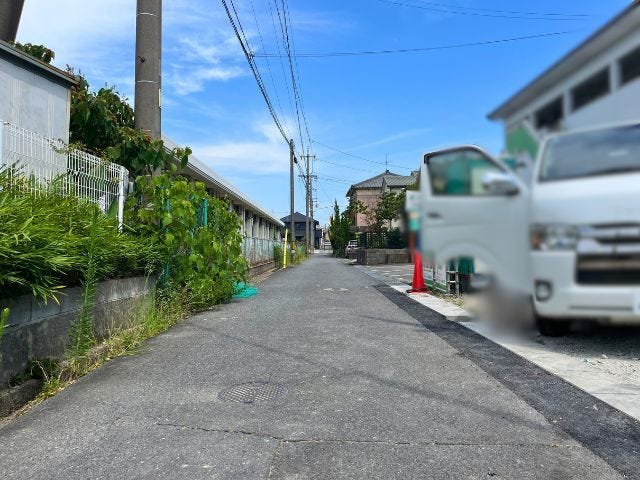 幅員約4mの前面道路です。普通車が1台通れる幅となります。大型車の通行が少ないので、振動や騒音が抑えられます。(2026年7月17日撮影)