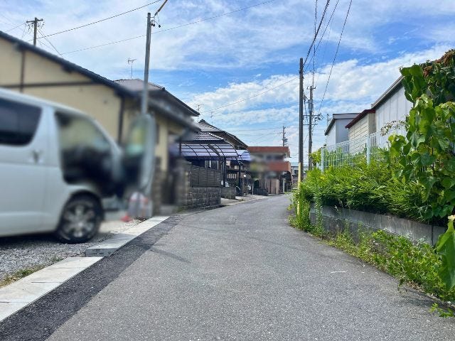 幅員約4mの前面道路です。車がすれ違うには厳しい道幅ですが、スピードを抑えて走行するので安全ですね。(2026年7月17日撮影)