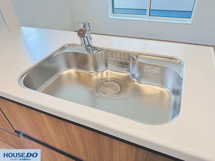 広々としたシンクは、大きな調理器具も洗いやすく、家事の効率をアップさせます☆浄水器一体型の水栓で、いつでも美味しいお水が飲めるのも魅力♪使い勝手にこだわった機能的な設備です!