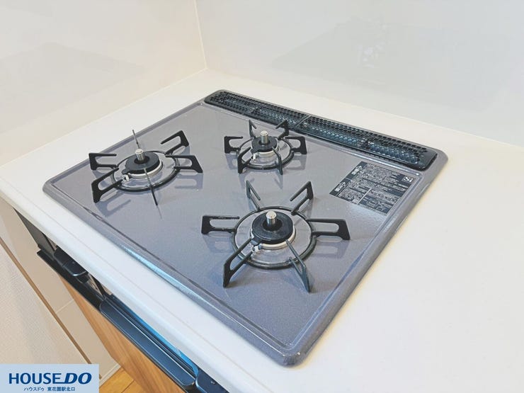 3口ガスコンロとSiセンサー付きで安全性もバッチリ☆機能的なグリルも搭載し、料理の幅が広がります!お手入れしやすいフラットな天板で、清潔なキッチンをキープ♪