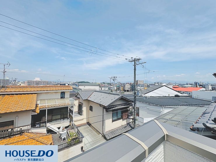 周辺の穏やかな街並みを見渡せる、開放感のある眺望です☆晴れた日には心地よい風を感じながら、空の広さを楽しめる空間♪ふとした瞬間に心安らぐ、穏やかな時間を過ごせます!