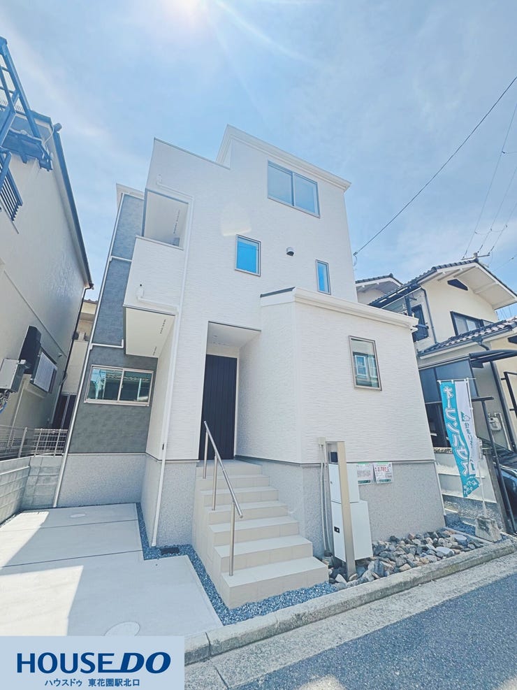 白を基調とした洗練された外観は、モダンな雰囲気を醸し出しています!駐車スペースも確保されており、お車での生活にも大変便利な立地☆シンプルながらも存在感のあるデザインです♪