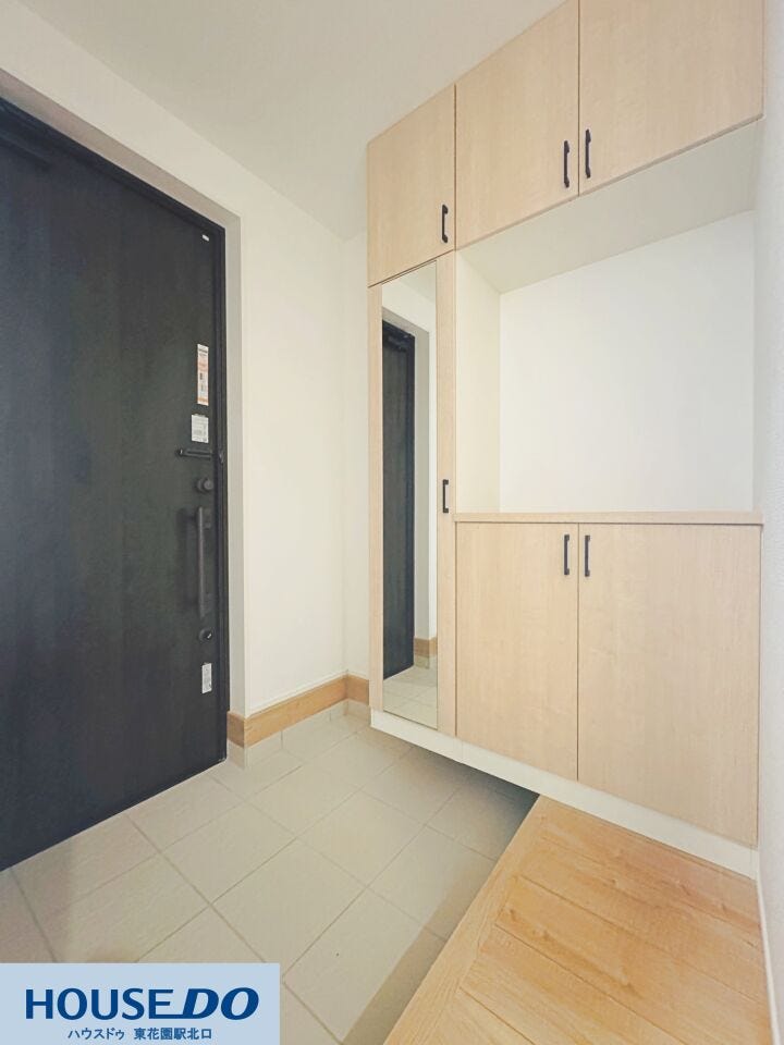 木目調のデザインが温かみを感じさせる玄関です☆大型のシューズボックスには姿見が付いており、お出かけ前の身だしなみチェックもバッチリ!すっきりとした玄関で、毎日の帰宅が楽しみになります♪