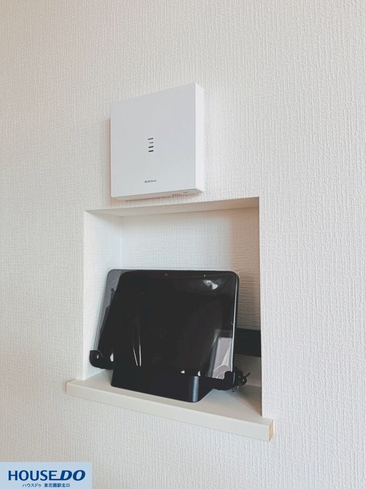 壁面に設けられたニッチスペースです☆タブレットやスマートデバイスをスッキリと置けるため、ホームコントロールのハブとして活用するのに最適♪スタイリッシュで整理された、現代的な住まいを演出します!