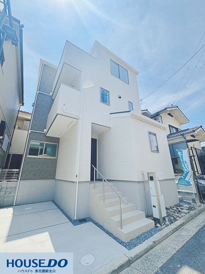 白を基調とした爽やかな外観の住宅です☆モダンなデザインに、安全性に配慮された手すり付きの玄関階段が特徴♪駐車スペースも確保されており、機能性とデザイン性を両立した、暮らしやすいお住まいです!