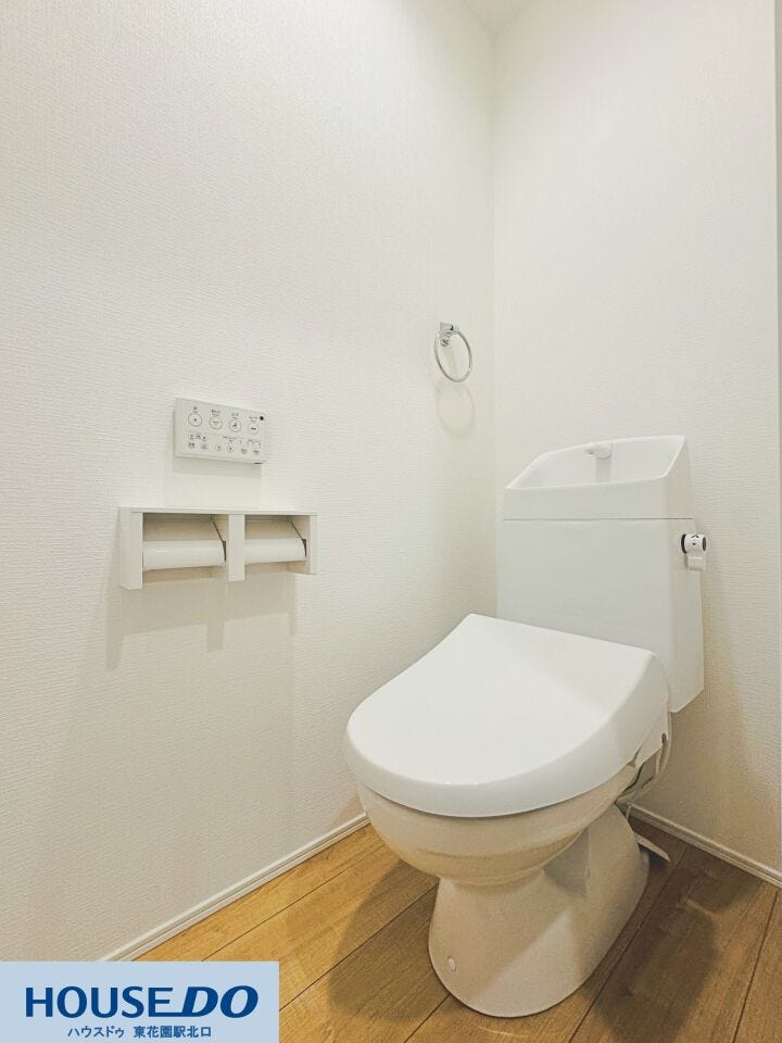 落ち着いた雰囲気のトイレ空間は、快適なプライベートタイムをサポートします☆手すりが設置されており、小さなお子様からご年配の方まで安心して利用できる優しい設計です♪