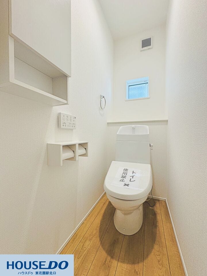 落ち着いた雰囲気のトイレ空間は、快適なプライベートタイムをサポートします☆手すりが設置されており、小さなお子様からご年配の方まで安心して利用できる優しい設計です♪