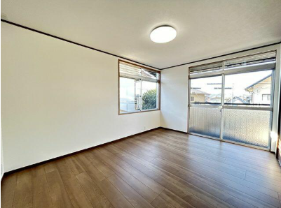 リフォーム済 2階6帖洋室。和室を洋室に変更いたしました。天井・壁はクロス張替を行い、床はフローリング張替を行いました!