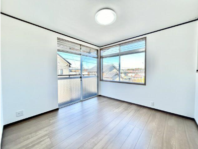 リフォーム済 2階4.5帖洋室。天井・壁はクロス張替を行い、床はフローリング張替を行いました!