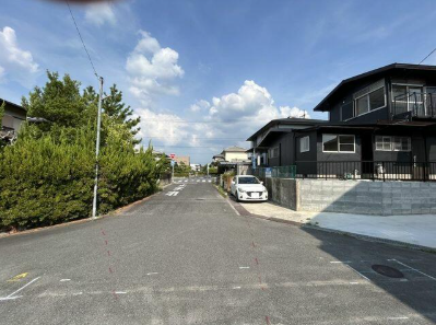 北側・西側ともに幅員訳6.0mのゆったりとした道路になっています。