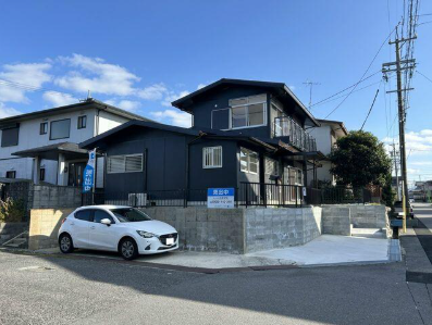 リフォーム済 別アングルからの外観写真 角地で交通量も少なく閑静な住宅地です。