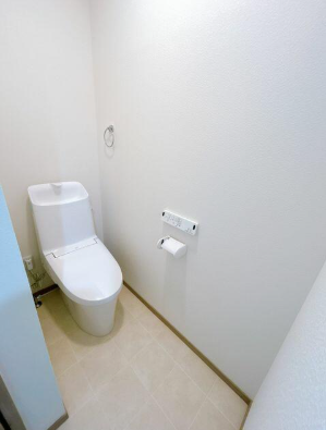 リフォーム済写真 トイレは移設しLIXIL製の温水便器を設置しました!