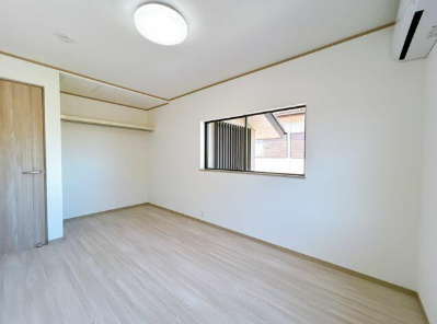 リフォーム済写真 2階東側6帖洋室。和室から洋室に変更し、天井・壁はクロス張りになりました。