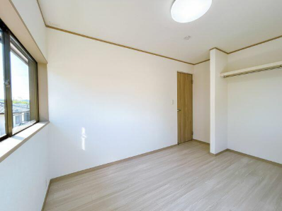 リフォーム済写真 2階5.5帖洋室。床はクッションフロアを張り、壁・天井はクロスを張りました!