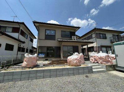 【外観】
リフォーム中 外観写真です。外壁塗装を行いました。
