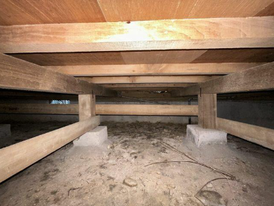 床下まで確認の上でリフォームし、シロアリの被害調査と防除工事も行います。