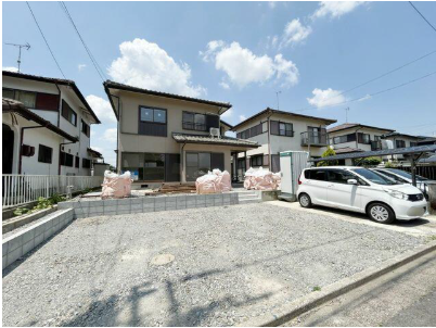 リフォーム中写真 外観写真。前面のお庭を全て駐車場にしました!