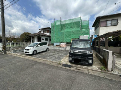 リフォーム中写真 駐車場。並列で3台止められるようになりました!