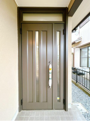 リフォーム済写真 玄関外部。玄関ドアは新品に交換しました!
