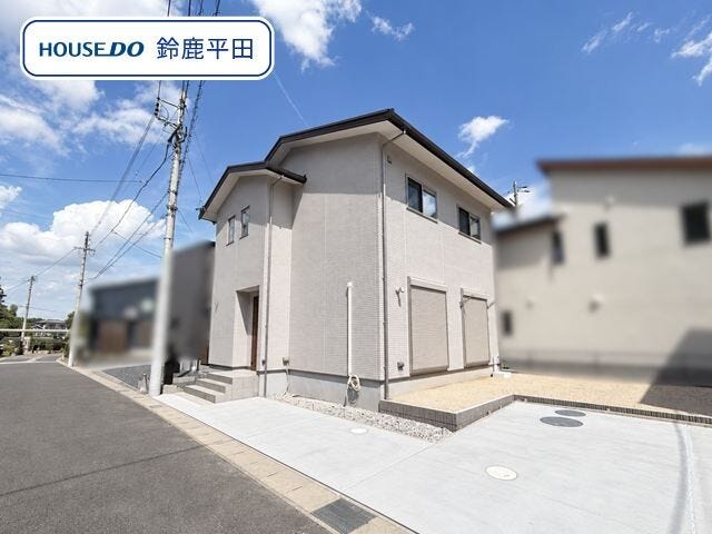【外観】
亀山東小学校/亀山中学校エリアに建つベージュの明るくすっきりとした外観が印象的な2階建ての3LDK+S。(2026年8月30日 撮影)