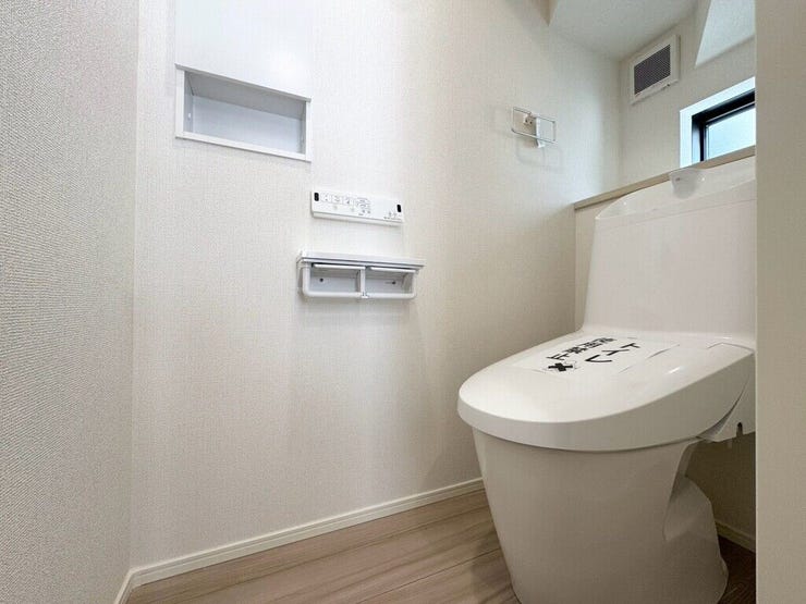 【Toilet】清潔感があり、落ち着いたデザインのトイレ。家族みんなが快適に使えます。
