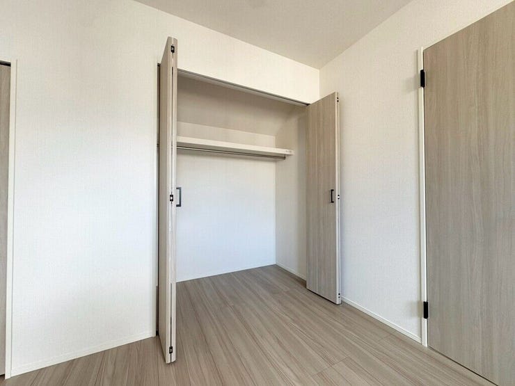【Bedroom】クローゼット完備で収納力◎。家具の配置もしやすい機能的な洋室です。