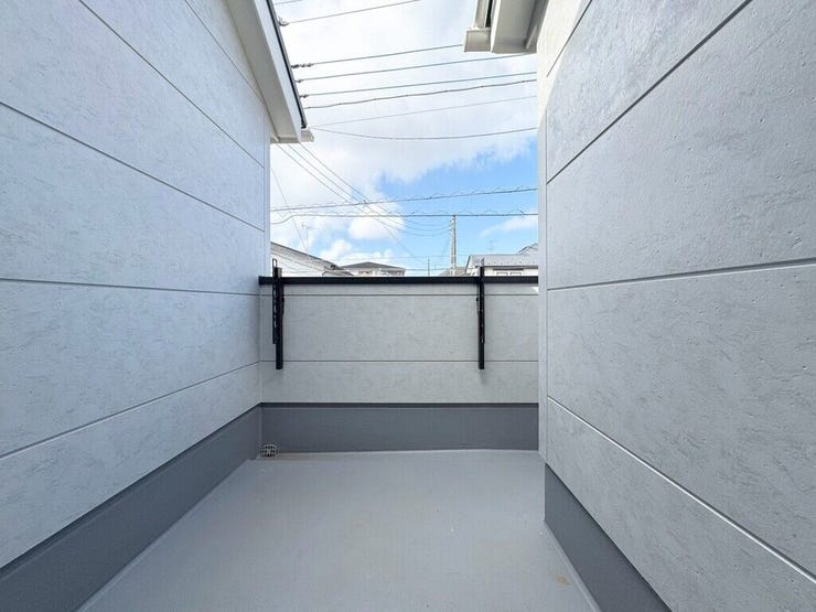 【Balcony】日当たりの良いバルコニーはお洗濯物がしっかり乾きやすく、毎日の家事にも重宝します。