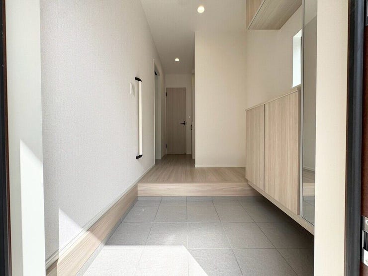 【Entrance】シューズボックス完備の玄関で、靴や小物もスッキリ収納できます。