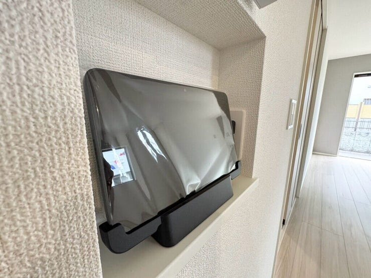 【Facilities】来訪者を確認できるモニター付きインターホンで、防犯面も安心です。