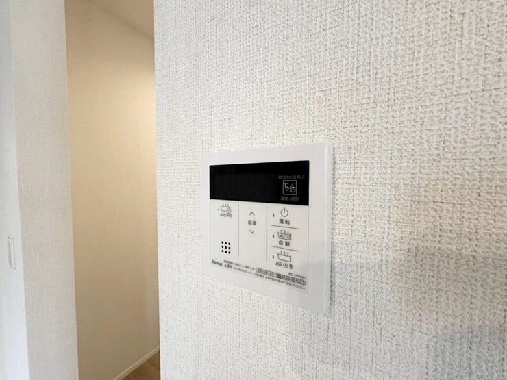 【Facilities】お湯の温度調整がラクな給湯器リモコン付き。追い焚き操作も簡単です。