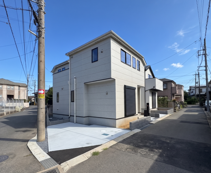 【Exterior】ゆとりのある駐車スペース付きで、車の出し入れもスムーズに行えます。