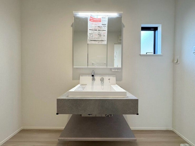 【Washroom】毎朝の準備がスムーズに。広めの洗面台と収納が使いやすい洗面所です。