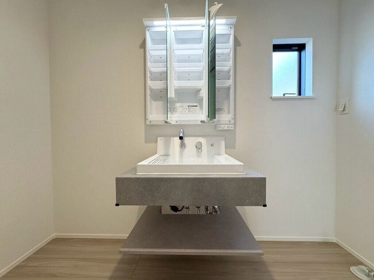 【Washroom】すっきりとしたデザインで、毎日の生活が快適に。収納も豊富な洗面所です。